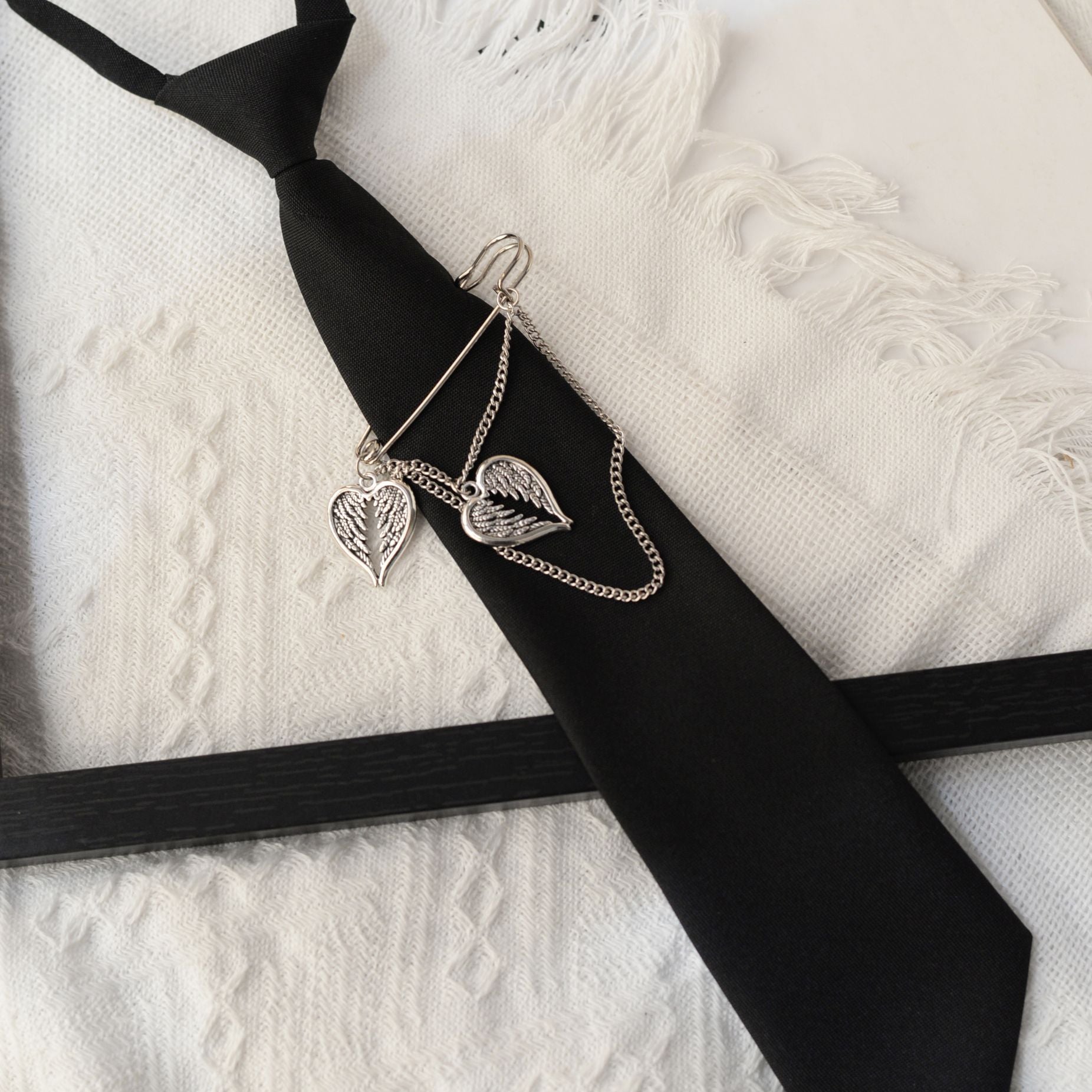 Retro Badge Tie Shirt Accessory - Modomu