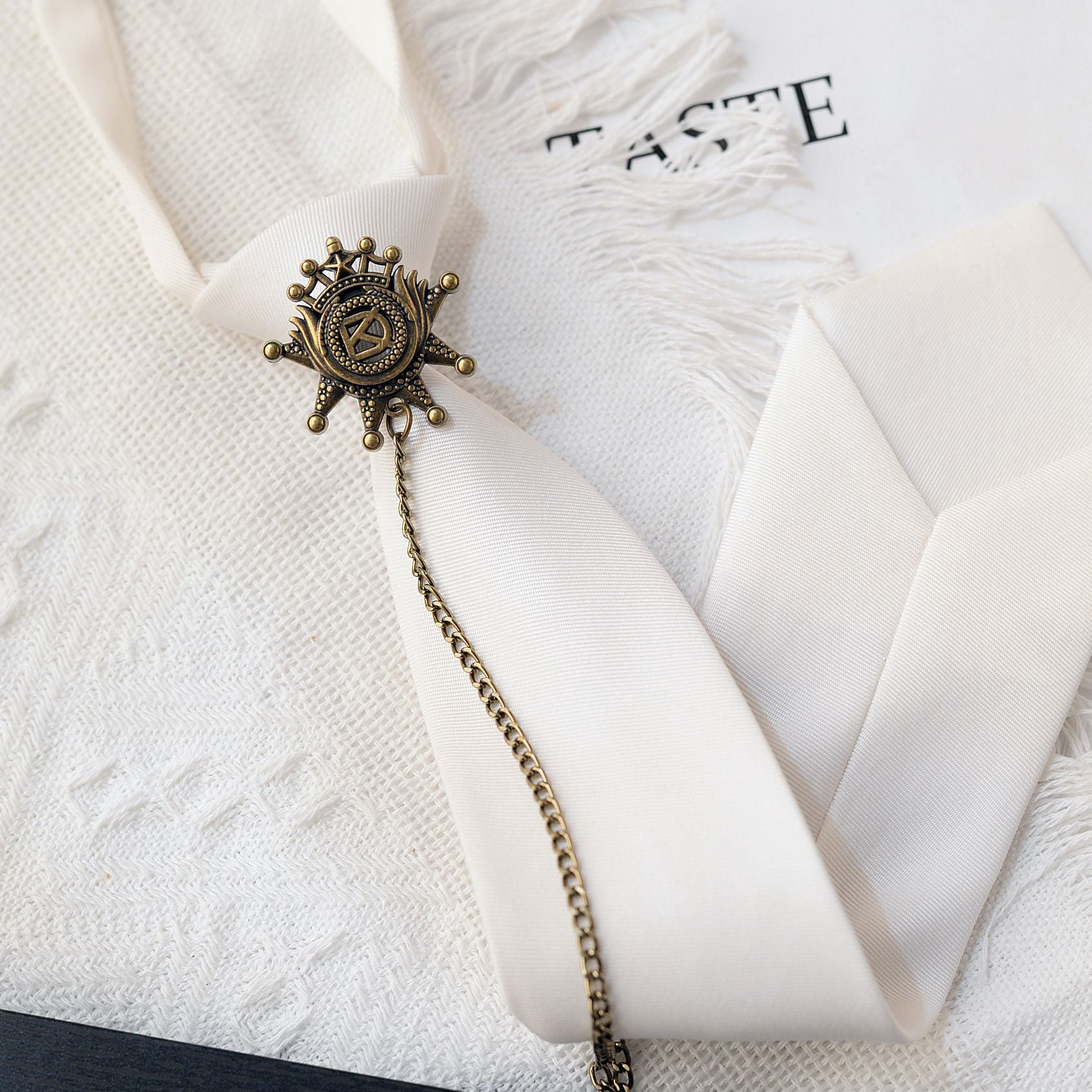 Retro Badge Tie Shirt Accessory - Modomu