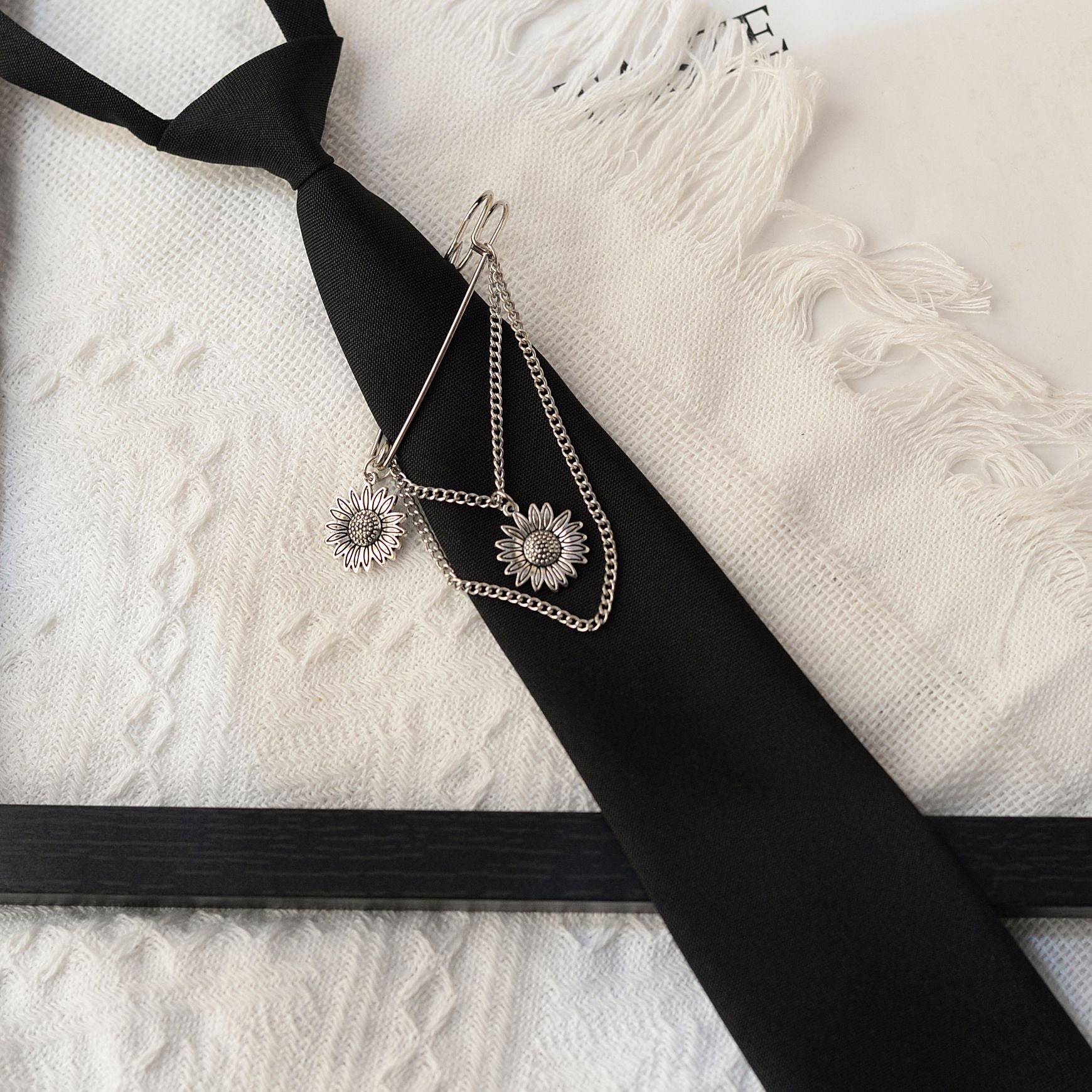 Retro Badge Tie Shirt Accessory - Modomu