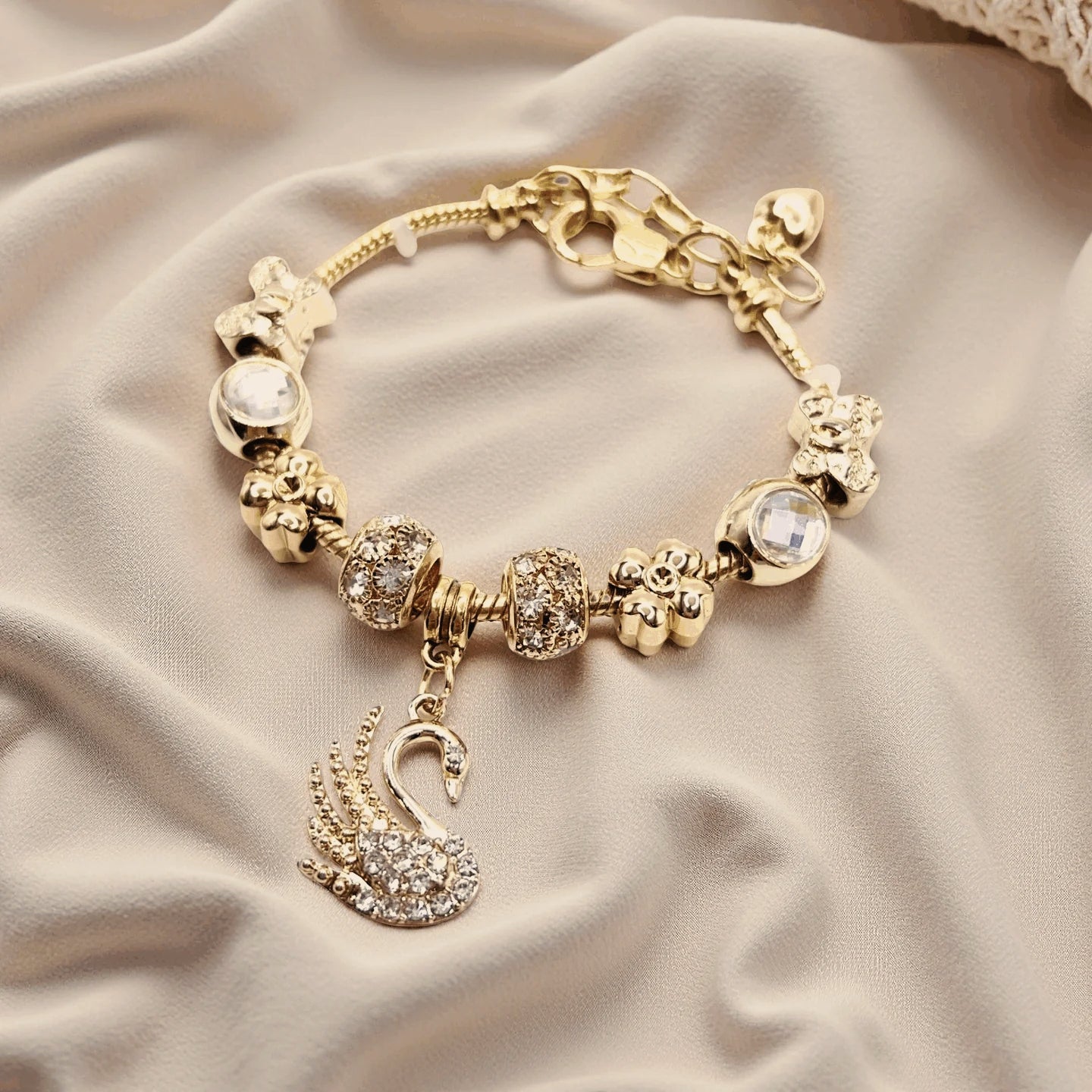 Delicate Charm Bracelet Design - Modomu