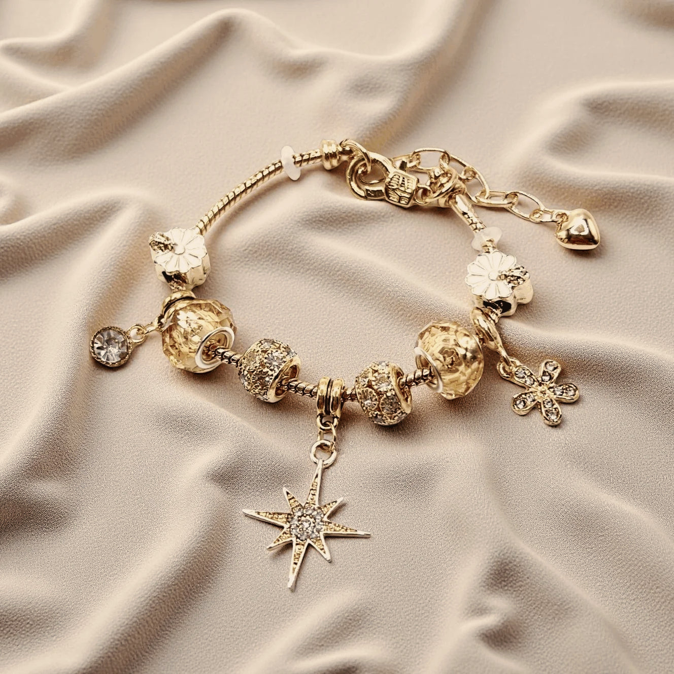 Delicate Charm Bracelet Design - Modomu