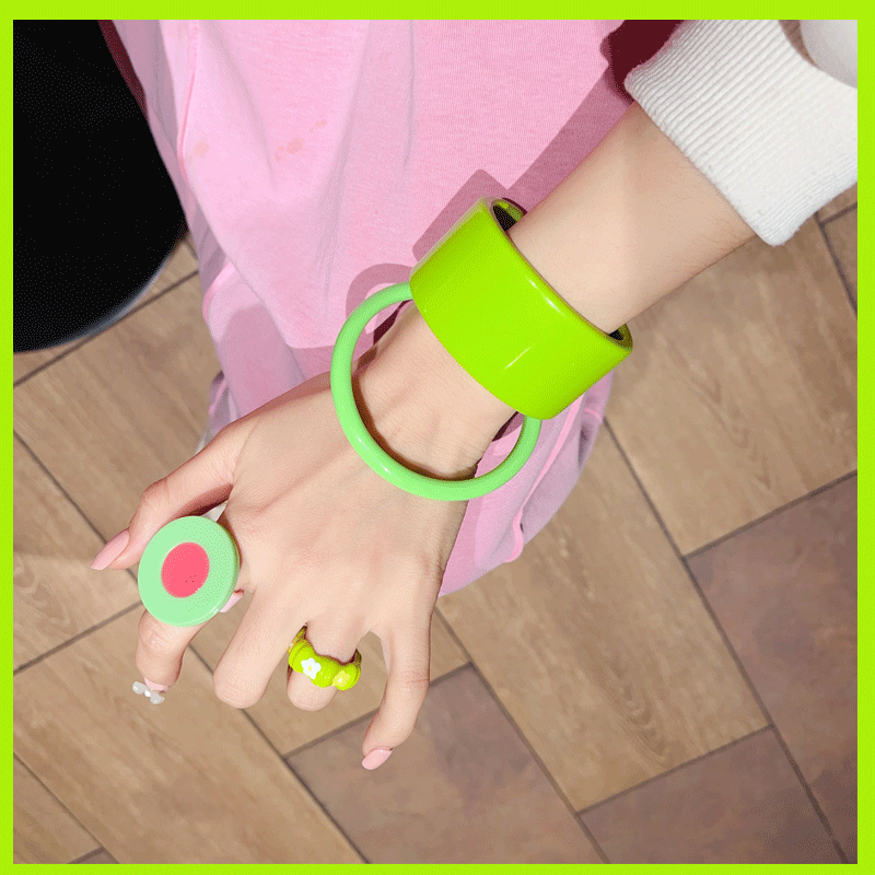 Open Acrylic Statement Bracelet - Modomu