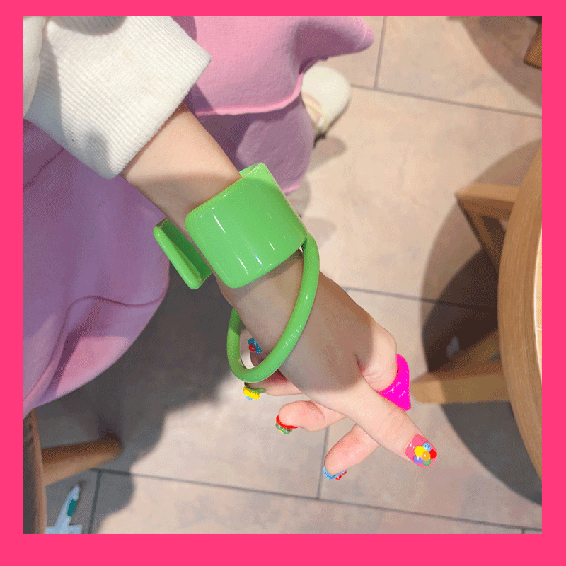 Open Acrylic Statement Bracelet - Modomu