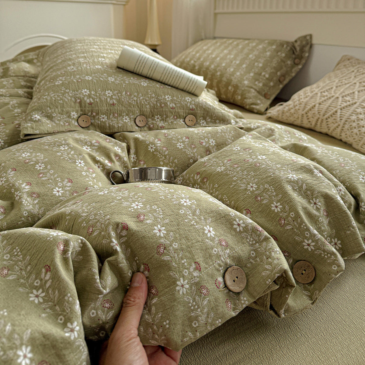 Ditsy Floral Buttoned Bedding Set