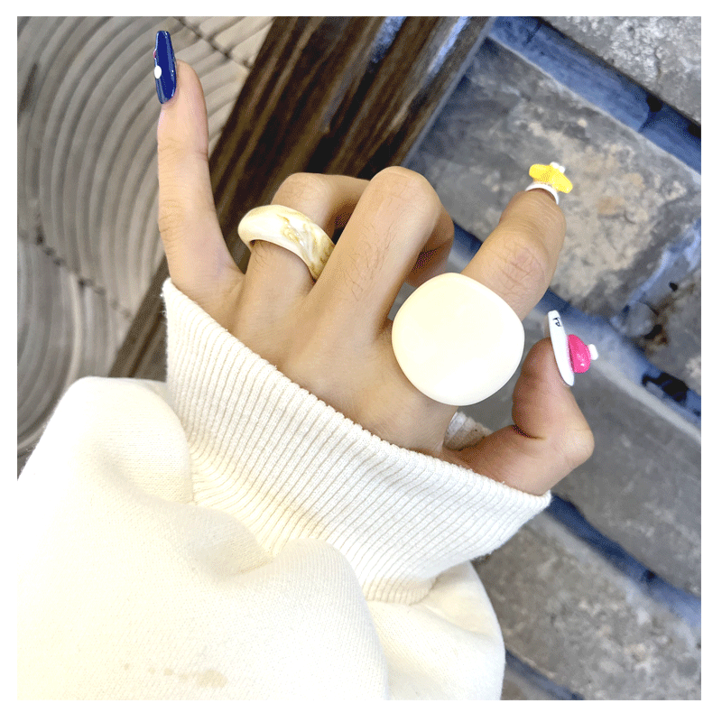 Minimal Acrylic Statement Ring - Modomu