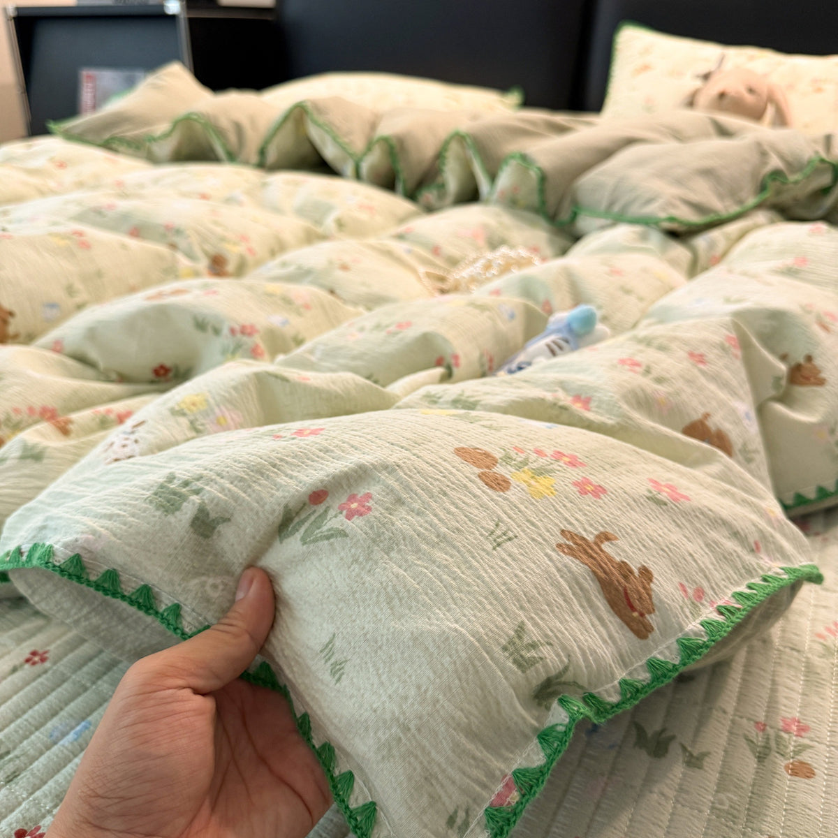 Scalloped Lace Quilted Cotton Coverlet