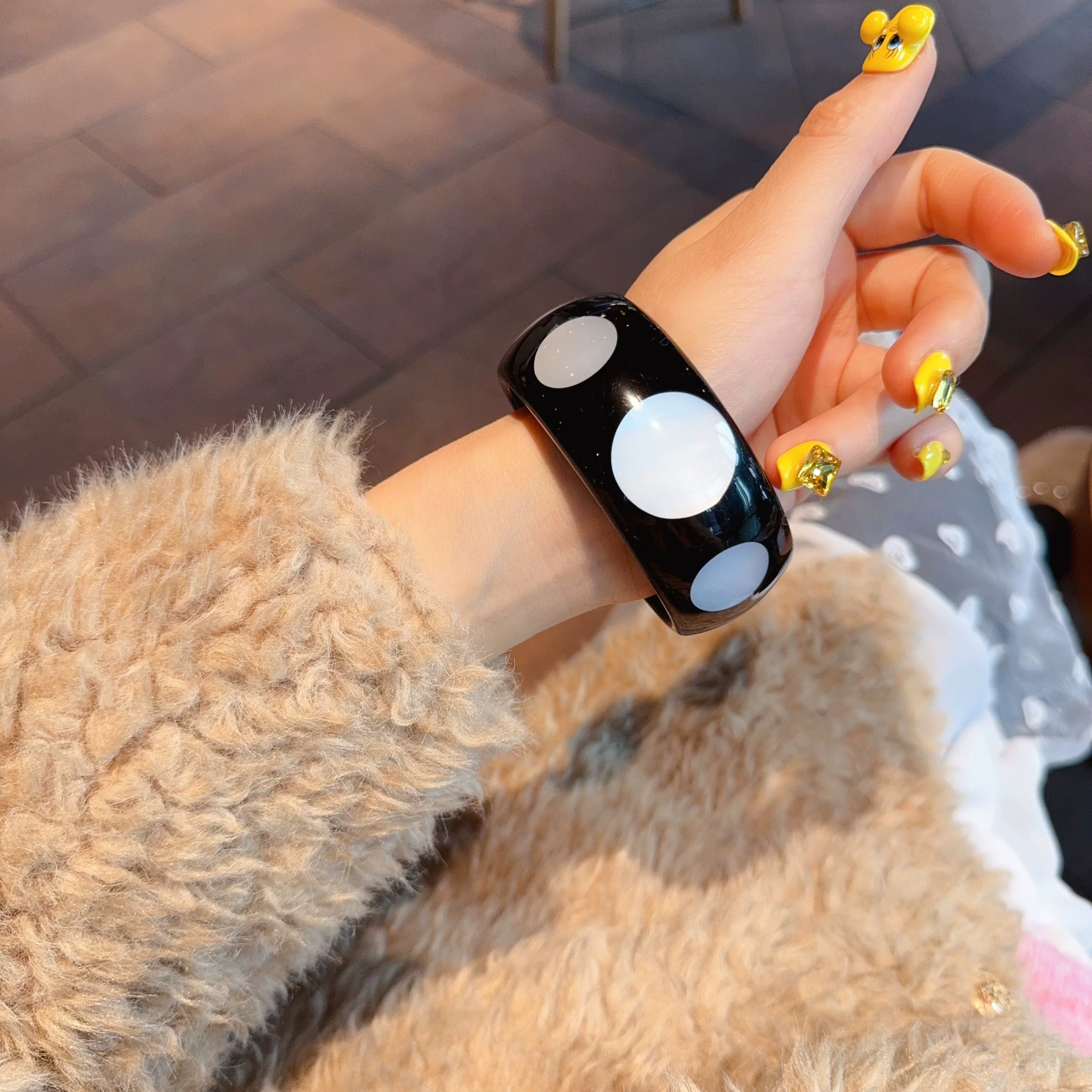 Retro Resin Polka Dot Bracelet - Modomu