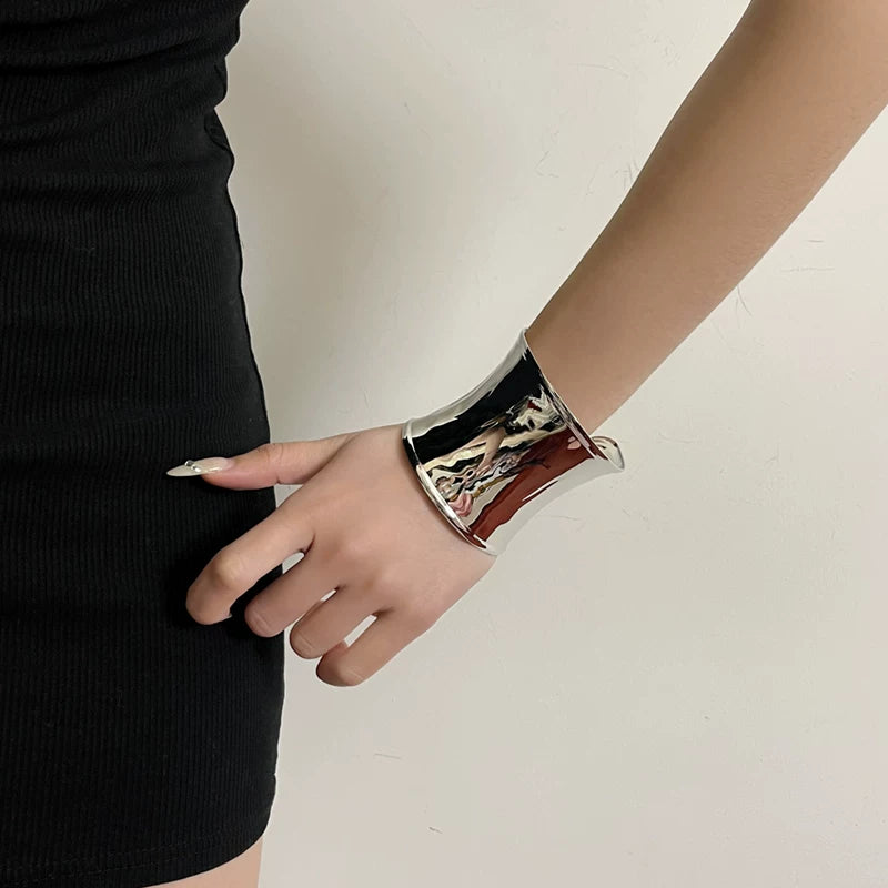 Curved Open Cuff Bracelet - Modomu