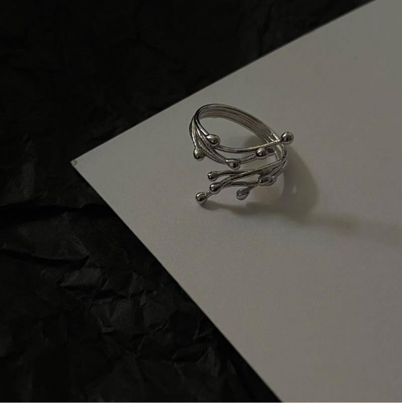 Minimal Flowing Spark Ring