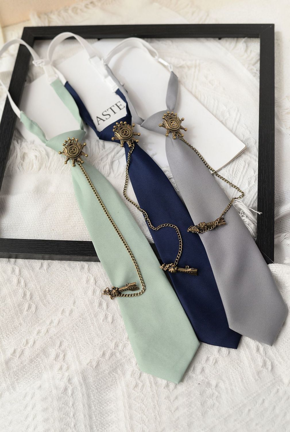 Retro Badge Tie Shirt Accessory - Modomu