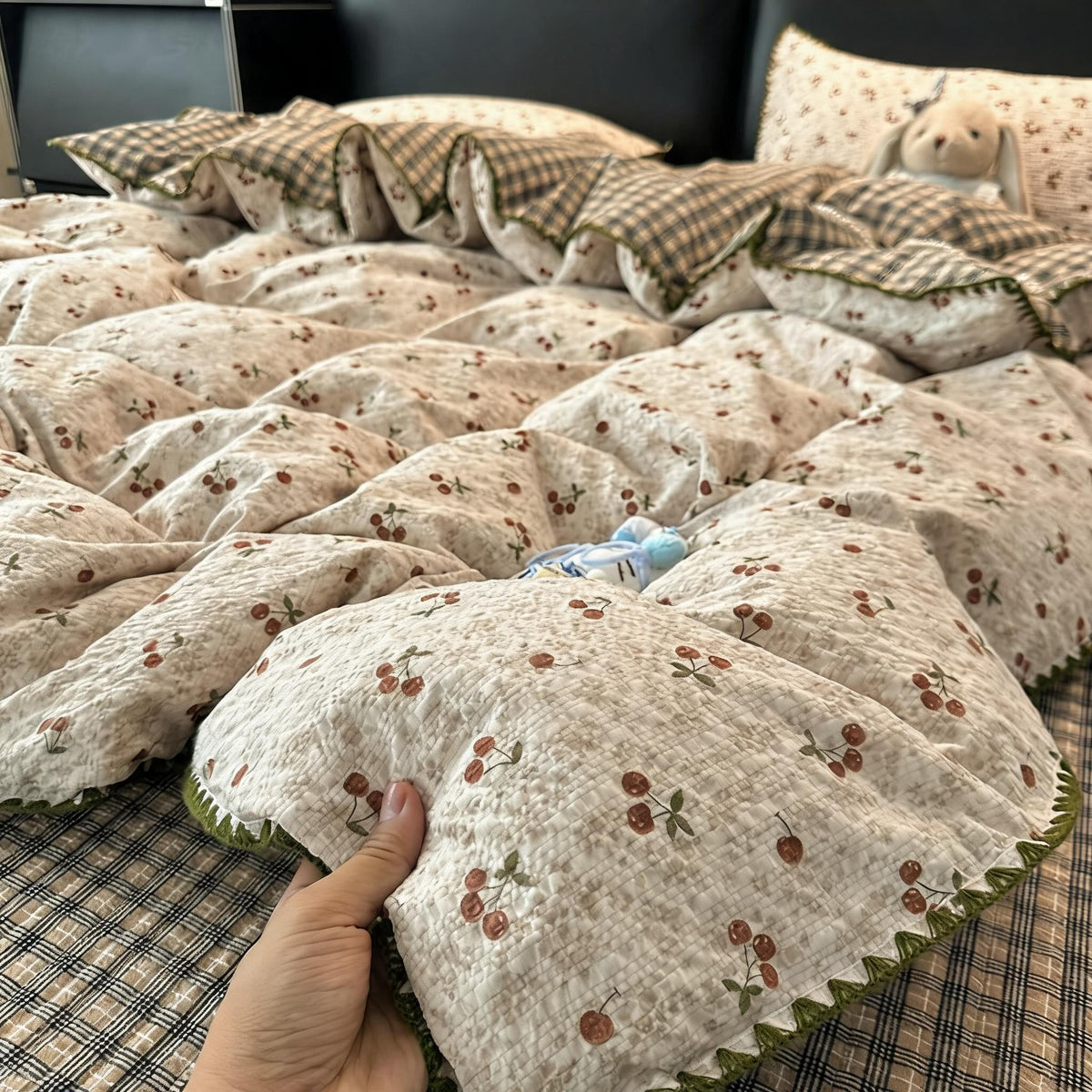Scalloped Lace Quilted Cotton Coverlet