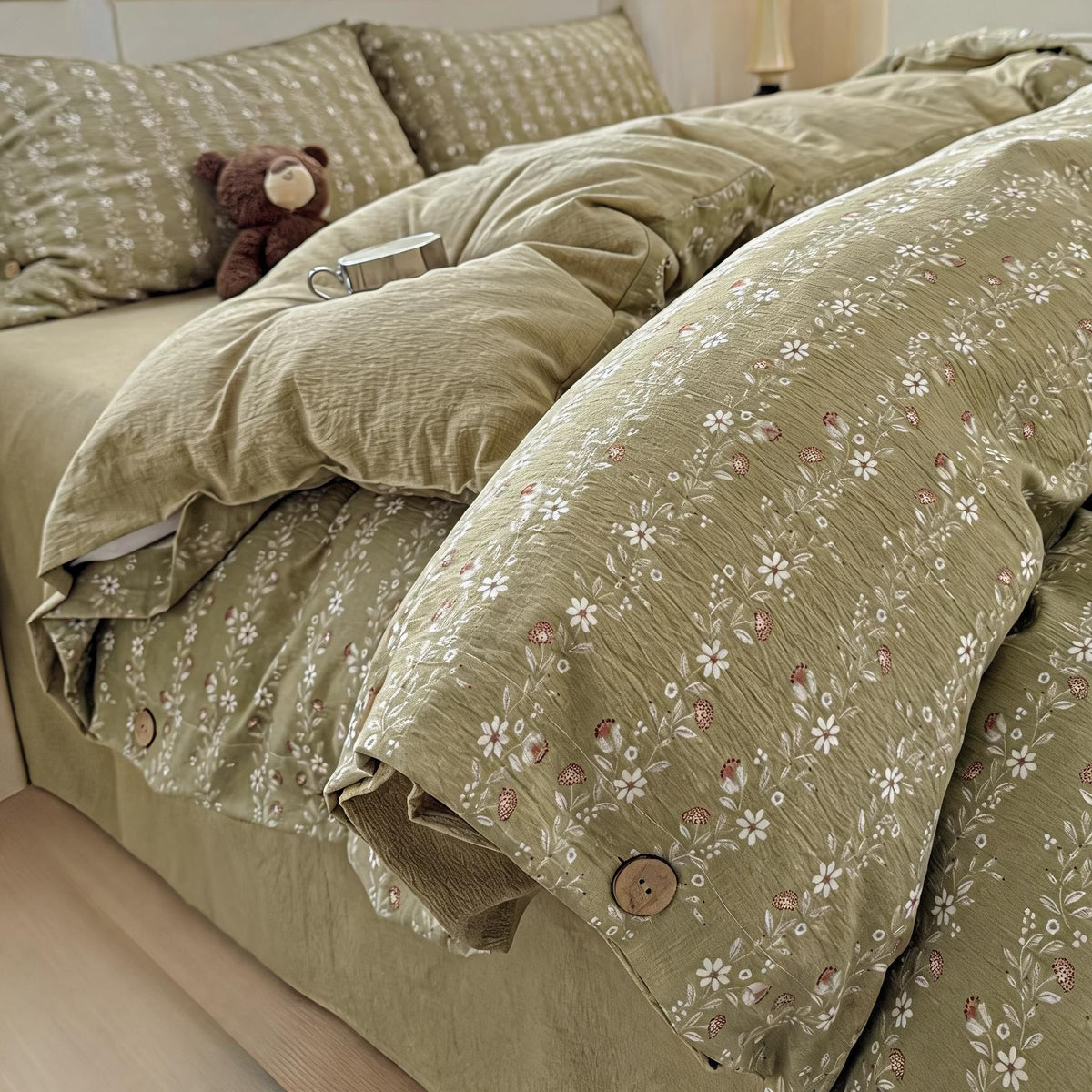 Ditsy Floral Buttoned Bedding Set