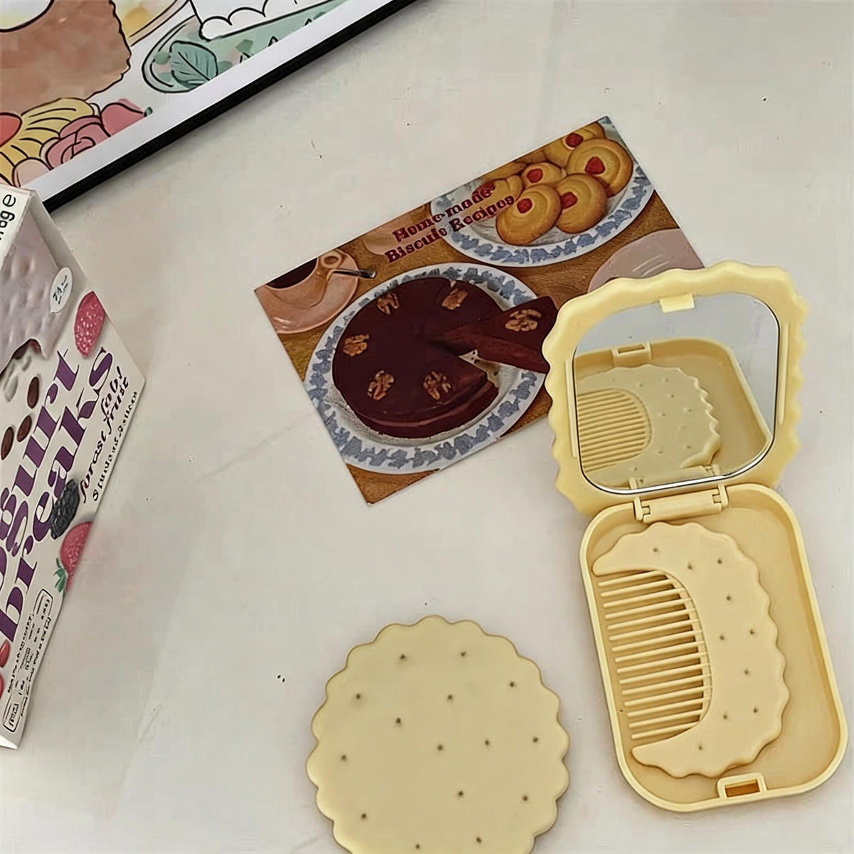 Biscuit Pocket Mirror Comb