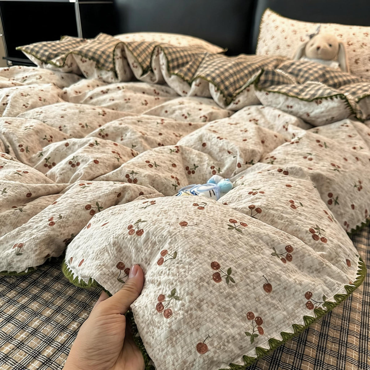 Scalloped Lace Quilted Cotton Coverlet