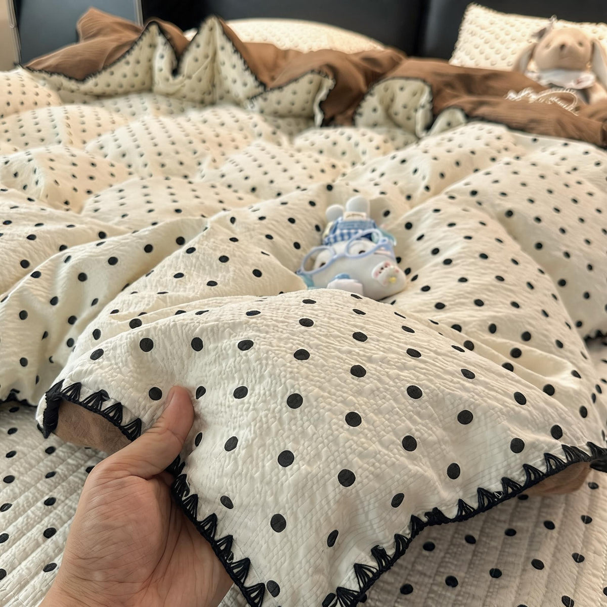 Scalloped Lace Quilted Cotton Coverlet